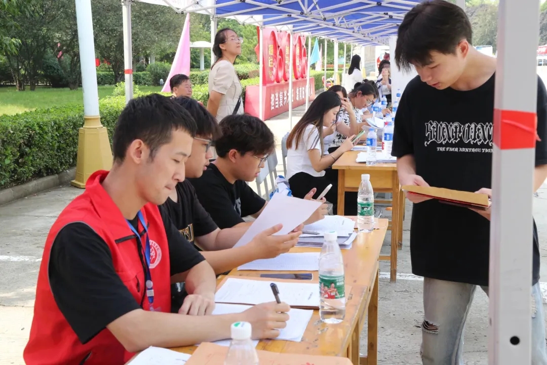 華翔學(xué)院新生報(bào)到，迎新啦！